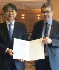 김경식 KCL 원장(왼쪽)과 이안 몽고메리(Ian Montgomery) 영국 얼스터대 선임부총장이 지난 13일 얼스터대에서 건물 에너지효율 향상 등 공동연구를 위한 업무협약을 체결하고 기념촬영을 했다.    KCL 제공